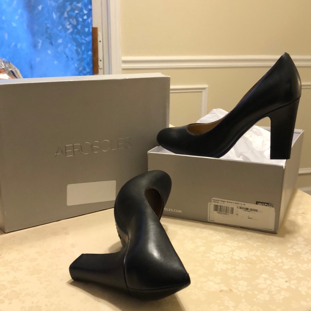 AEROSOLES Black Heels Sleek rounded Toe Design